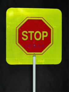 Znak STOP dla przeprowadzających dzieci przez ulicę