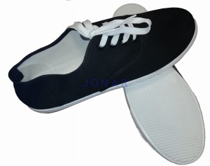 Tenisówki na białej podeszwie